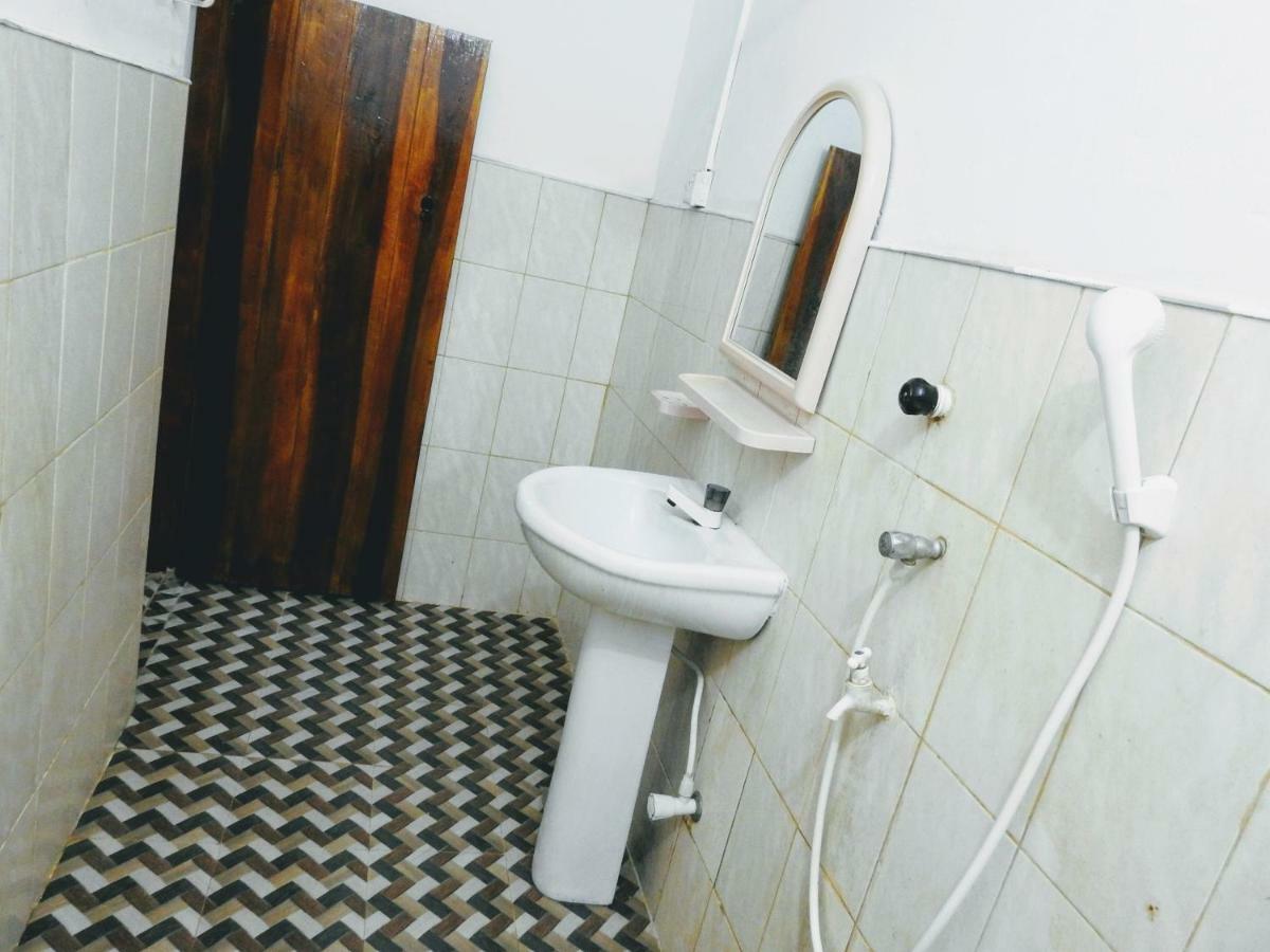 Cresent Bay Beach Hotel Аругам Бей Екстериор снимка