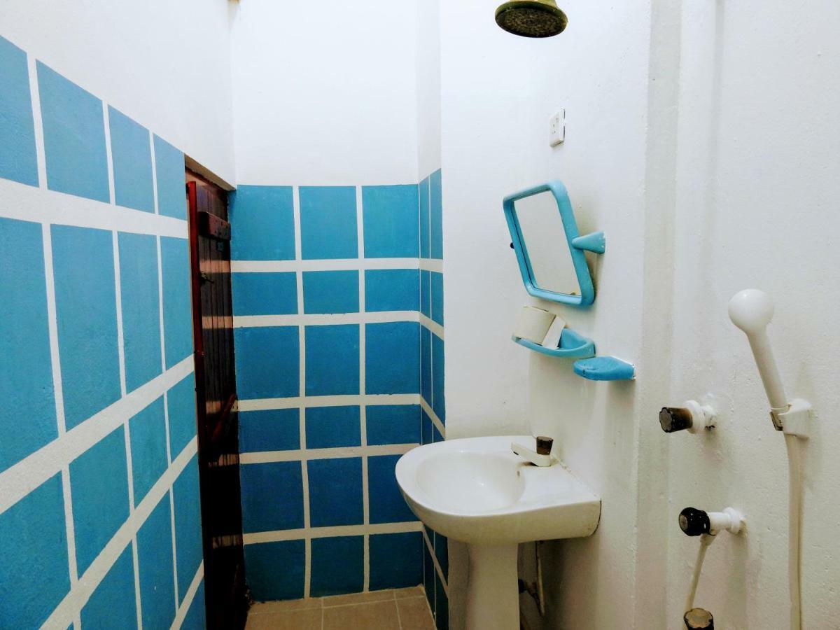 Cresent Bay Beach Hotel Аругам Бей Екстериор снимка